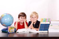 初中孩子的家庭教育重点，培养自主性、责任感与社交能力